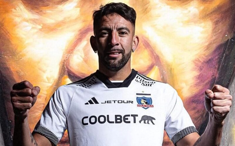 Mauricio Isla en su presentación en redes sociales como jugador de Colo-Colo.