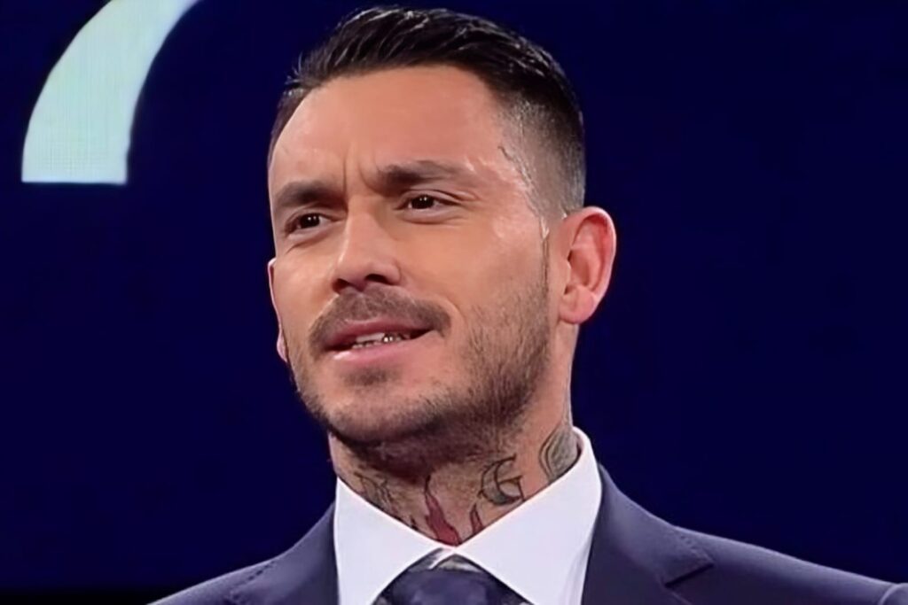 Primer plano al rostro de Mauricio Pinilla durante un evento.