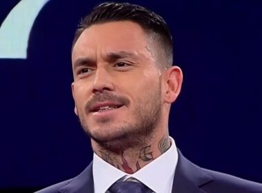 Primer plano al rostro de Mauricio Pinilla durante un evento.