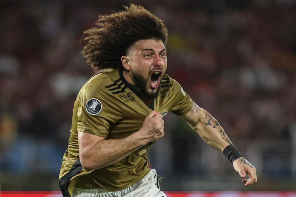 Maximiliano Falcón celebrando su gol contra Junior de Barranquilla en Copa Libertadores.