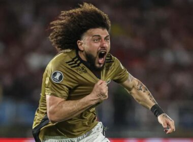 Maximiliano Falcón celebrando su gol contra Junior de Barranquilla en Copa Libertadores.