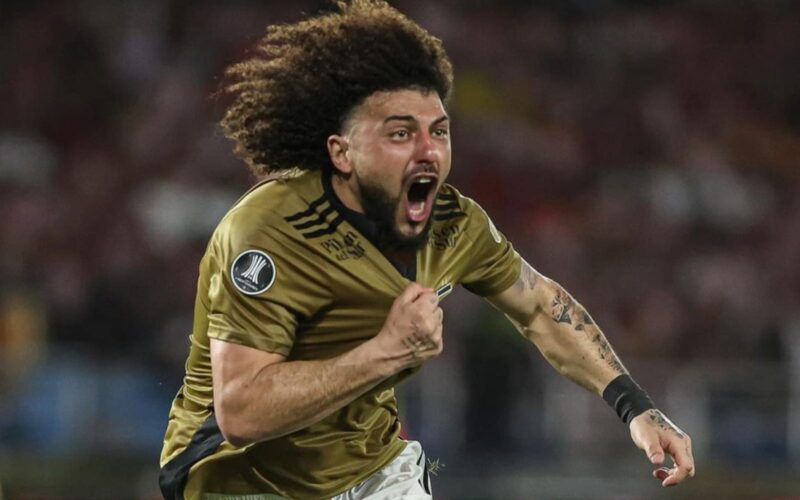 Maximiliano Falcón celebrando su gol contra Junior de Barranquilla en Copa Libertadores.