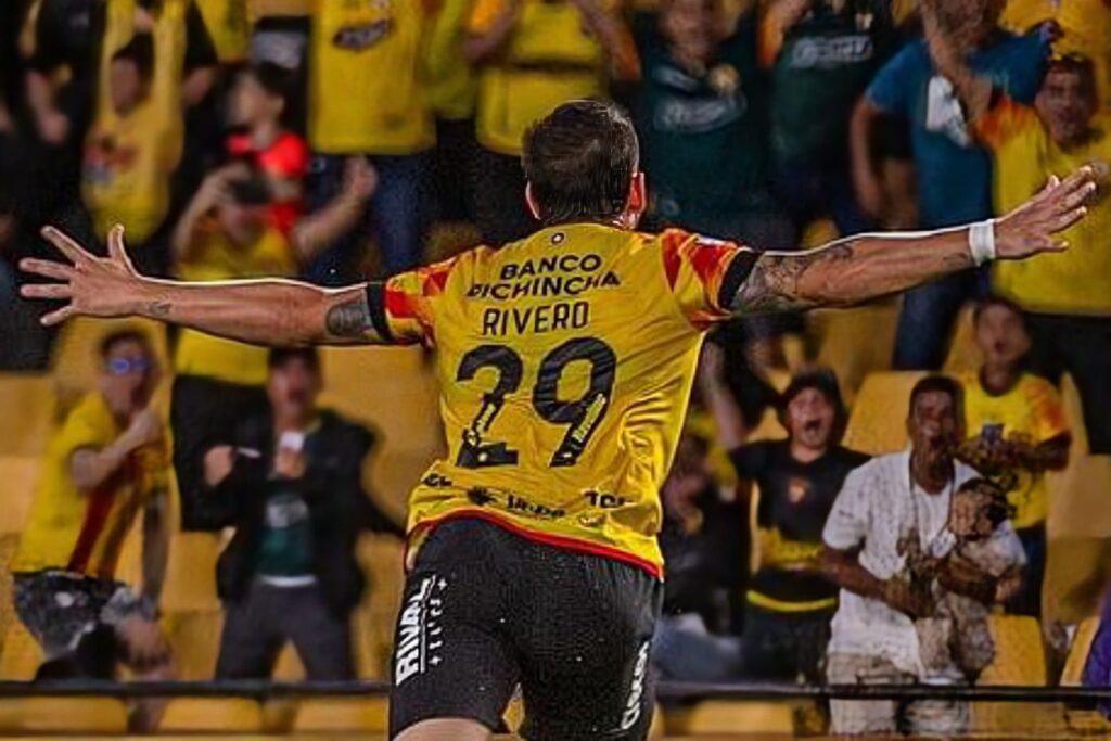 Octavio Rivero celebrando un gol con Barcelona de Guayaquil.