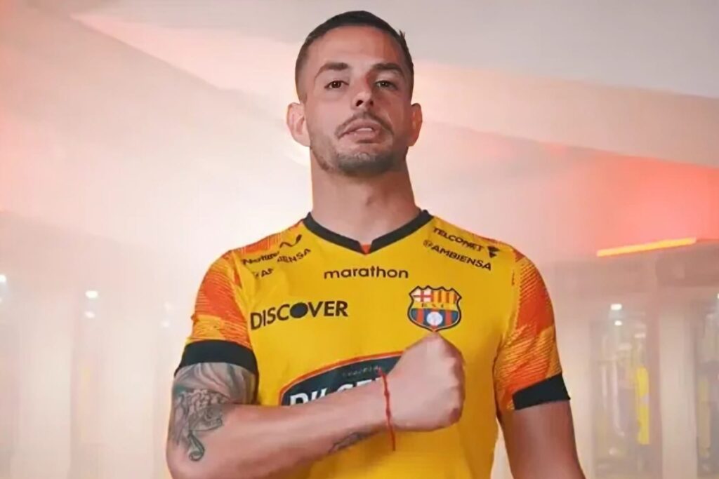 Octavio Rivero mostrando un puño con la camiseta de Barcelona de Guayaquil.