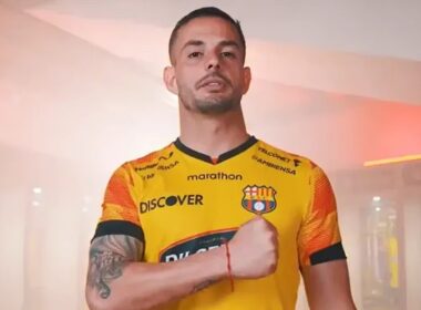 Octavio Rivero mostrando un puño con la camiseta de Barcelona de Guayaquil.