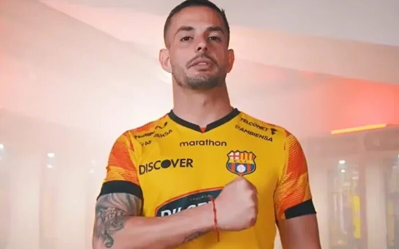 Octavio Rivero mostrando un puño con la camiseta de Barcelona de Guayaquil.