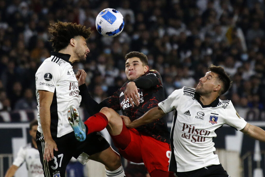 Maximiliano Falcón y César Fuentes disputando un balón con Julián Álvarez en el duelo entre COlo-Colo y River Plate por la Copa Libertadores 2022.