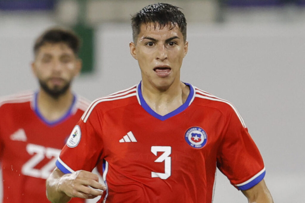 Primer plano de Jonathan Villagra con la camiseta de la Selección Chilena.