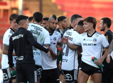 Jugadores de Colo-Colo abrazándose tras el término de un partido frente a Unión Española por el Campeonato Nacional.