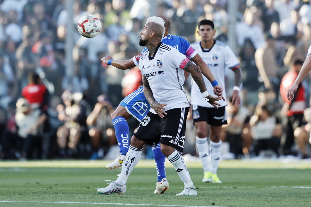 Futbol, Colo Colo vs Universidad de Chile
El jugador de Universidad de Chile Marcelo Diaz, izquierda, disputa el balon con Arturo Vidal de Colo Colo durante el partido de primera division realizado en el estadio Monumental de Santiago, Chile.
10/03/2024
Pepe Alvujar/Photosport

Football, Colo Colo vs Universidad de Chile
4nd turn, 2024 National Championship.
Universidad de Chile’s player Marcelo Diaz, left, vies for the ball against Arturo Vidal of Colo Colo during the first division match held at the Monumental stadium in Santiago, Chile.
10/03/2024
Pepe Alvujar/Photosport