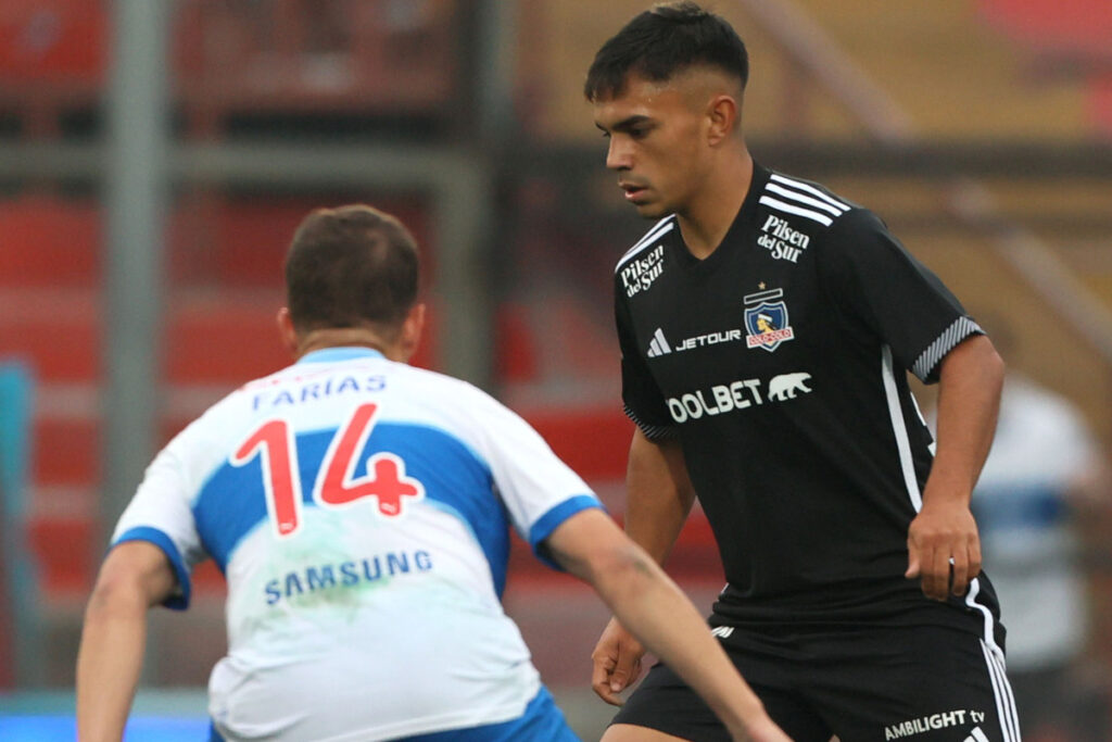 Vicente Pizarro enfrentando a un rival en un duelo entre Universidad Católica y Colo-Colo.