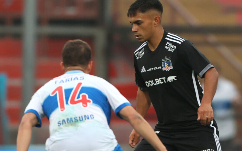 Vicente Pizarro enfrentando a un rival en un duelo entre Universidad Católica y Colo-Colo.