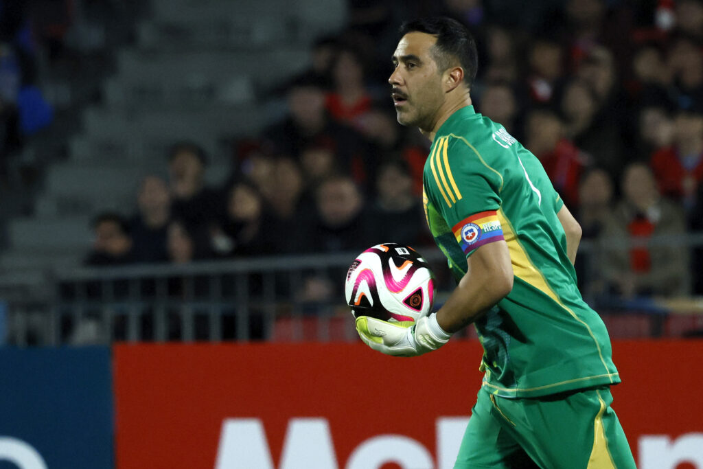 Futbol, Chile vs Paraguay.
Partido amistoso 2024.
El arquero de la seleccion chilena Claudio Bravo es fotografiado durante el partido amistoso contra Paraguay disputado en el estadio Nacional de Santiago, Chile.
11/06/2024
Andres Pina/Photosport

Football, Chile vs Paraguay.
2024 friendly match.
Chile’s goalkeeper Claudio Bravo is pictured during a friendly match against Paraguay at the National stadium in Santiago, Chile.
11/06/2024
Andres Pina/Photosport