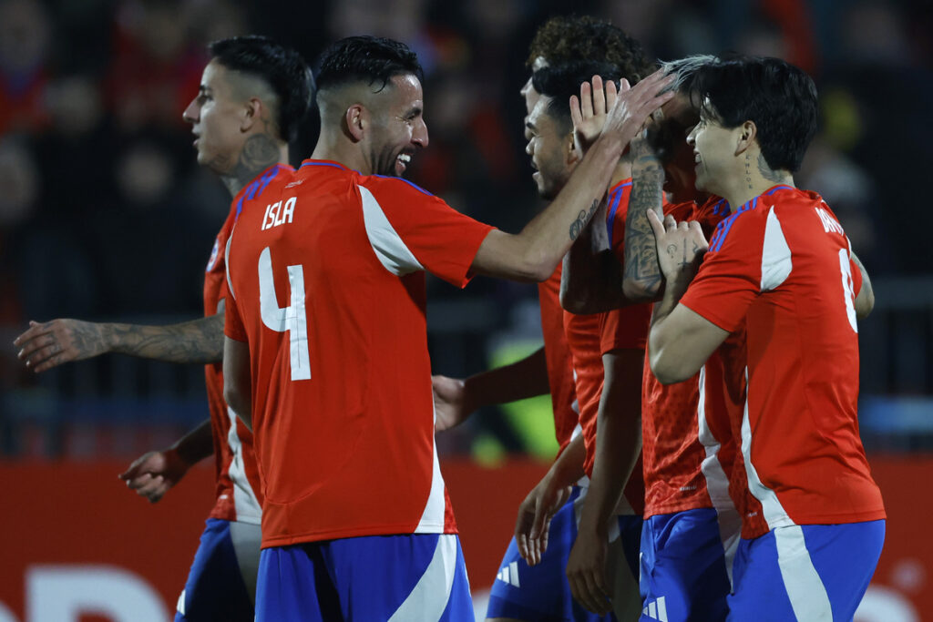 Mauricio Isla celebrando un gol con sus compañeros de la Selección Chilena.