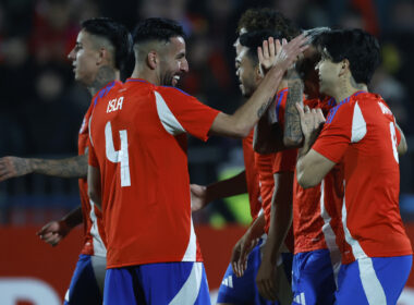 Mauricio Isla celebrando un gol con sus compañeros de la Selección Chilena.