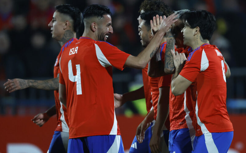 Mauricio Isla celebrando un gol con sus compañeros de la Selección Chilena.