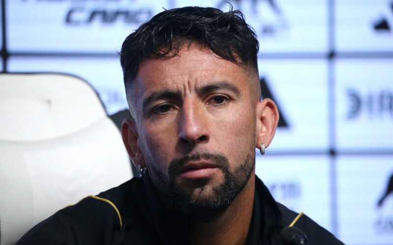 Mauricio Isla es presentado como jugador de Colo-Colo.