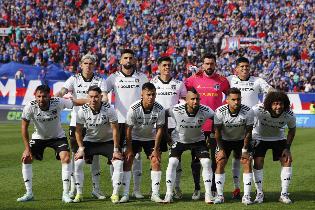 Jugadores de Colo-Colo posando para una foto en el Superclásico frente a Universidad de Chile.