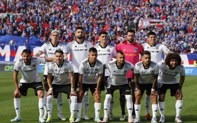 Jugadores de Colo-Colo posando para una foto en el Superclásico frente a Universidad de Chile.