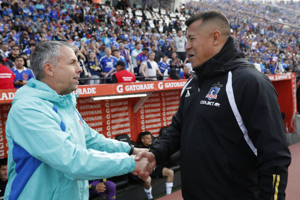 Jorge Almirón dándose la mano con Gustavo Álvarez antes del inicio del Superclásico entre Colo-Colo y Universidad de Chile.