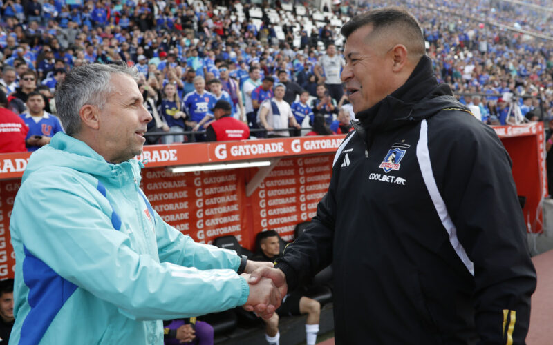 Jorge Almirón dándose la mano con Gustavo Álvarez antes del inicio del Superclásico entre Colo-Colo y Universidad de Chile.