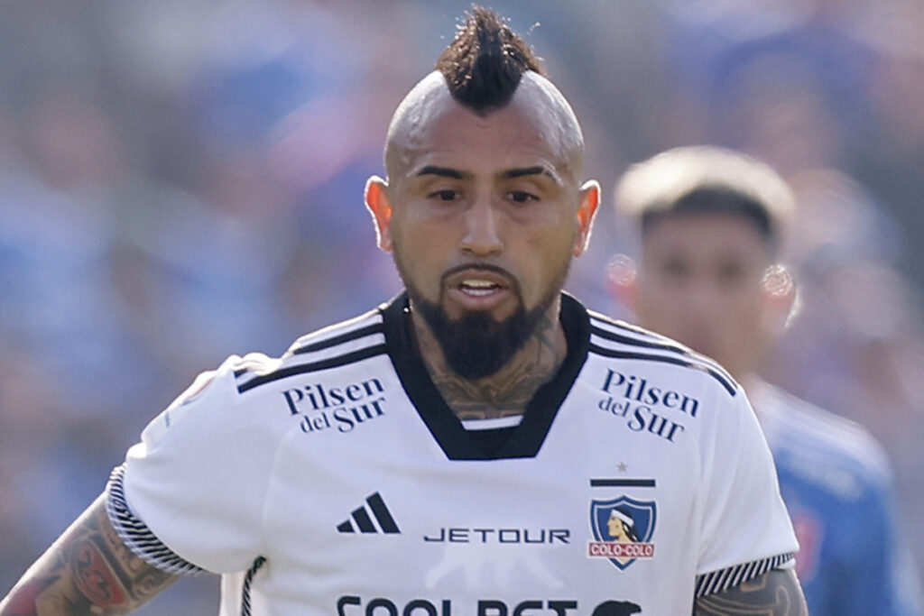 Primer plano de Arturo Vidal con la camiseta de Colo-Colo.