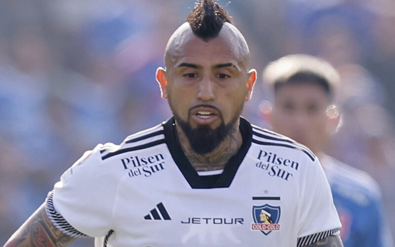 Primer plano de Arturo Vidal con la camiseta de Colo-Colo.