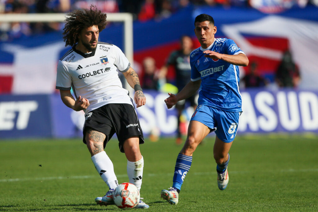 Maximiliano Falcón dando un pase en el Superclásico entre Colo-Colo y Universidad de Chile.