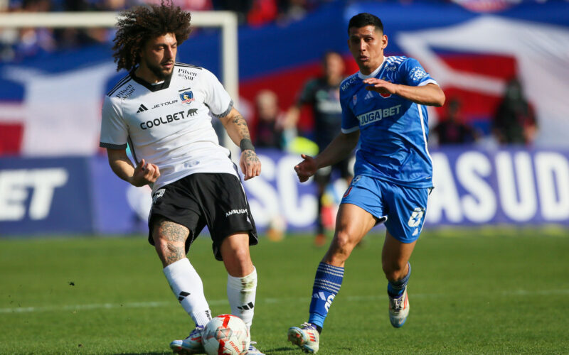 Maximiliano Falcón dando un pase en el Superclásico entre Colo-Colo y Universidad de Chile.