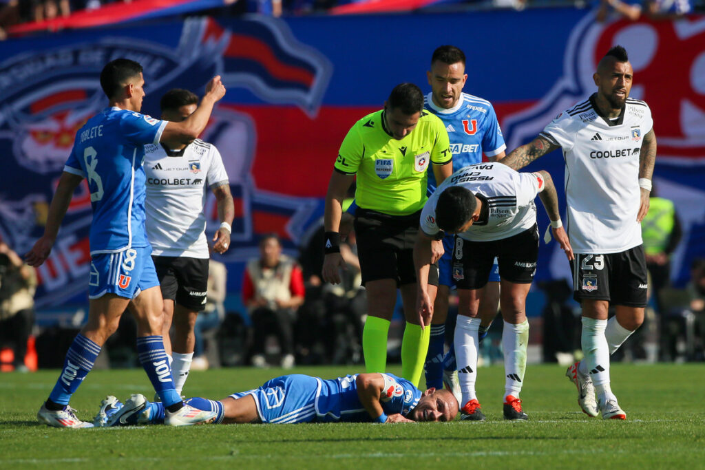 Jugadores de Colo-Colo y Universidad de Chile durante el Superclásico.