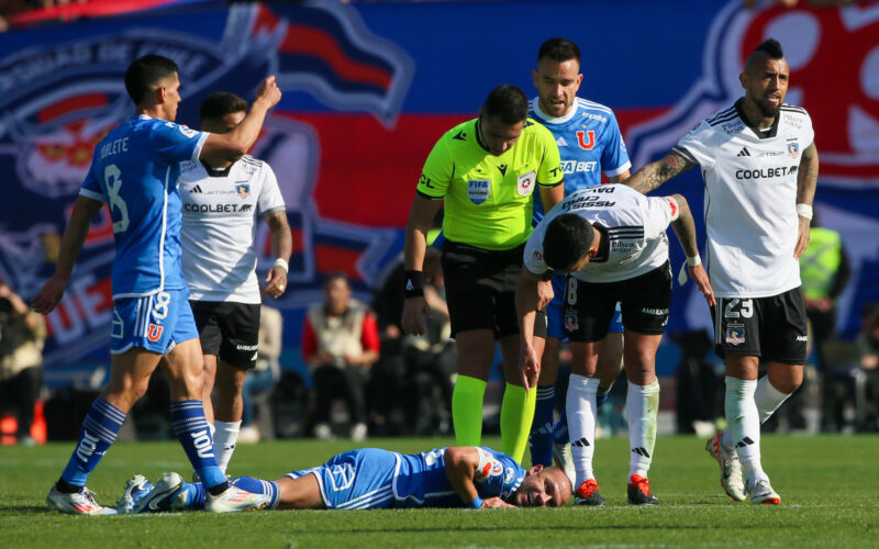 Jugadores de Colo-Colo y Universidad de Chile durante el Superclásico.