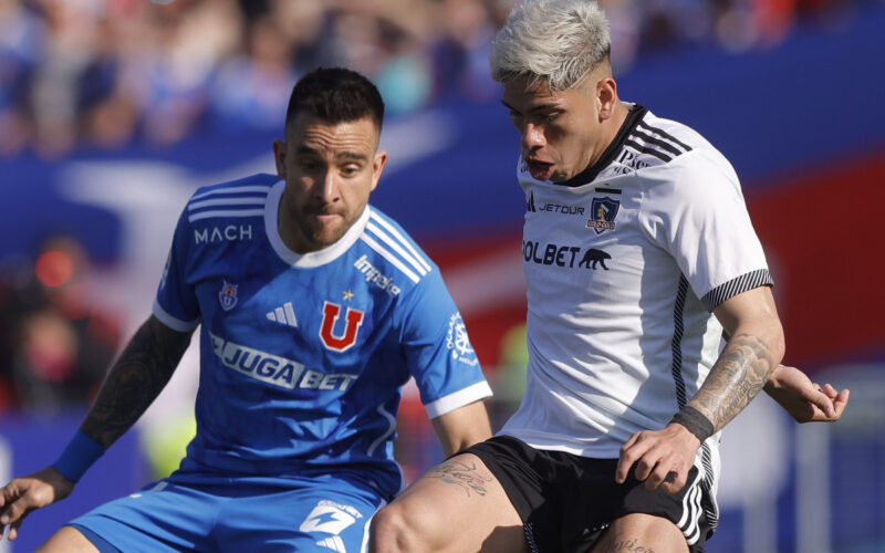 Carlos Palacios cubriendo la pelota ante la marca de Matías Zaldivia durante el Superclásico entre Colo-Colo y Universidad de Chile.