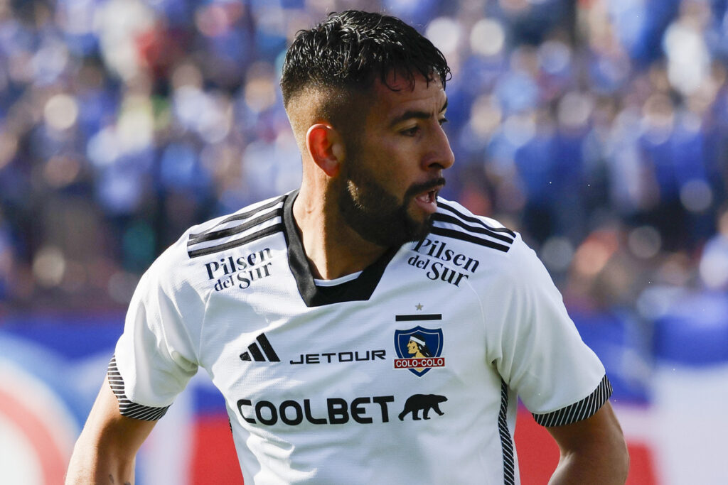 Primer plano de Mauricio Isla con la camiseta de Colo-Colo.