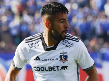 Primer plano de Mauricio Isla con la camiseta de Colo-Colo.