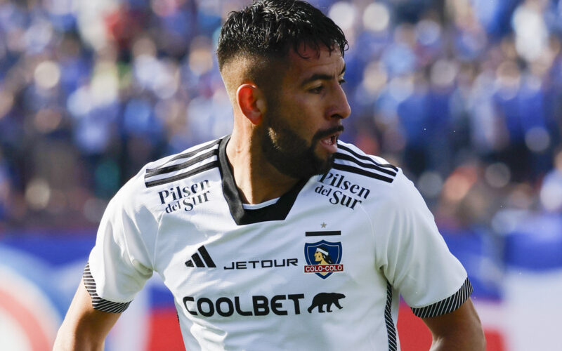 Primer plano de Mauricio Isla con la camiseta de Colo-Colo.