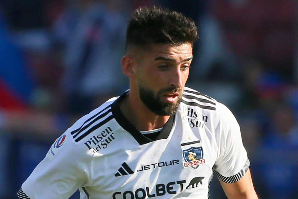 Primer plano de Emiliano Amor con la camiseta de Colo-Colo.