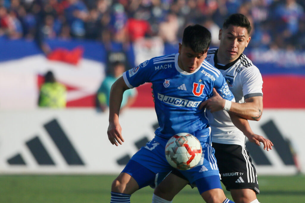 Futbol, Universidad de Chile vs Colo Colo.
Fecha 19, Campeonato Nacional 2024.
El jugador de Universidad de Chile Ignacio Vasquez, izquierda, disputa el balon contra Oscar Opazo de Colo Colo durante el partido de primera division disputado en el estadio Nacional en Santiago, Chile.
10/08/2024
Jonnathan Oyarzun/Photosport

Football, Universidad de Chile vs Colo Colo.
19th turn, 2024 National Championship.
Universidad de Chile's player Ignacio Vasquez, left, vies the ball against Oscar Opazo of Colo Colo during the first division match held at the Nacional stadium in Santiago, Chile.
10/08/2024
Jonnathan Oyarzun/Photosport