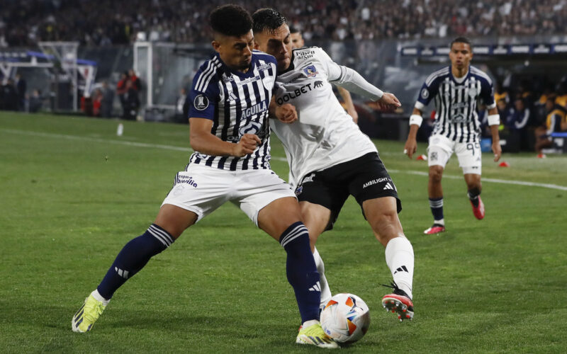 Jugador de Colo-Colo y Junior de Barranquilla disputando un balón en partido por Copa Libertadores.