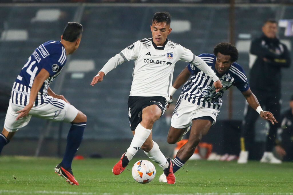 Futbol, Colo Colo vs Junior de Barranquilla.
Octavos de Final, Copa Libertadores 2024.
El jugador de Colo Colo Vicente Pizarro es fotografiado contra Junior de Barranquilla durante el partido de copa libertadores disputado en el estadio Monumental en Santiago, Chile.
13/08/2024
Jonnathan Oyarzun/Photosport

Football, Colo Colo vs Junior de Barranquilla.
Round of 16, Copa Libertadores 2024.
Colo Colo's player Vicente Pizarro is pictured against Junior de Barranquilla during the copa libertadores match at the Monumental stadium in Santiago, Chile.
13/08/2024
Jonnathan Oyarzun/Photosport