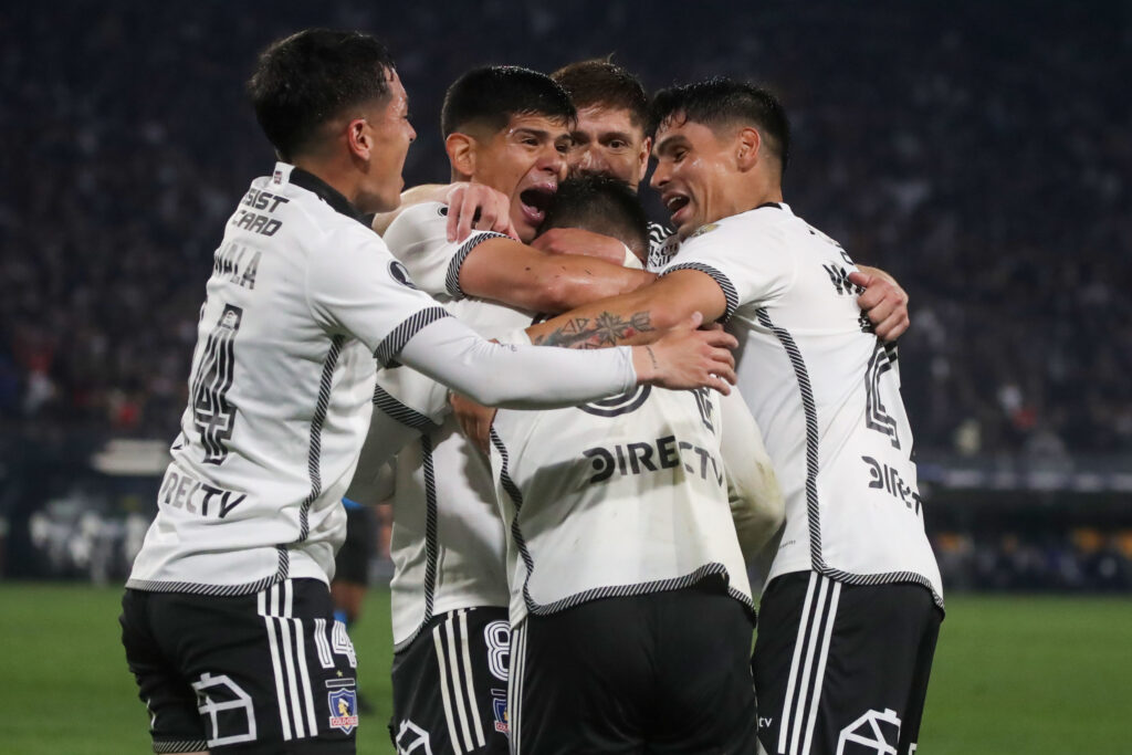 Futbol, Colo Colo vs Junior de Barranquilla. Octavos de Final, Copa Libertadores 2024. El jugador de Colo Colo Vicente Pizarro, centro, celebra su gol contra Junior de Barranquilla durante el partido de copa libertadores disputado en el estadio Monumental en Santiago, Chile. 13/08/2024 Jonnathan Oyarzun/Photosport Football, Colo Colo vs Junior de Barranquilla. Round of 16, Copa Libertadores 2024. Colo Colo's player Vicente Pizarro, center, celebrates his goal against Junior de Barranquilla during the copa libertadores match at the Monumental stadium in Santiago, Chile. 13/08/2024 Jonnathan Oyarzun/Photosport