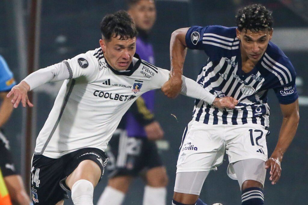 Cristián Zavala disputando un balón con un rival durante el duelo entre Colo-Colo y Junior por la Copa Libertadores.