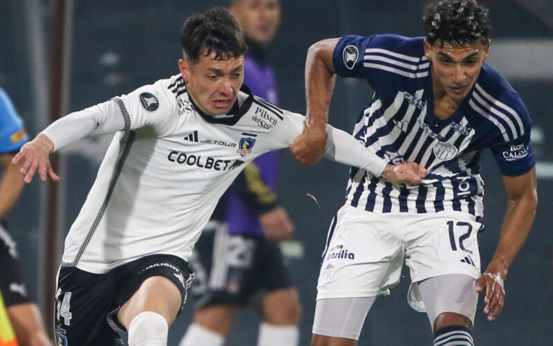 Cristián Zavala disputando un balón con un rival durante el duelo entre Colo-Colo y Junior por la Copa Libertadores.