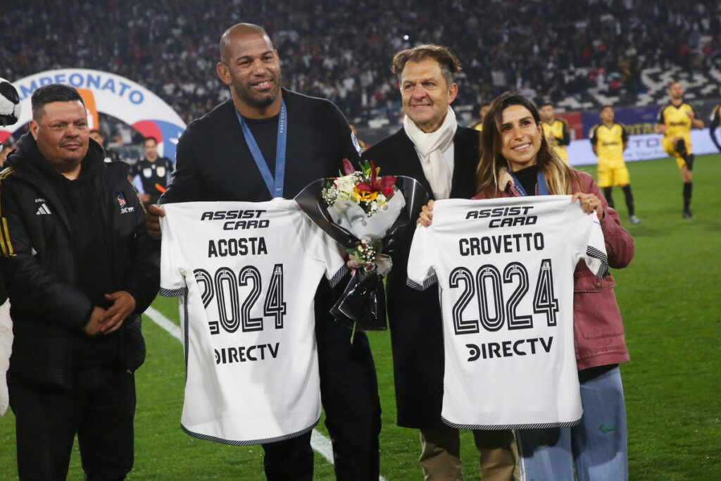 Yasmani Acosta y Francisca Crovetto homenajeados por Colo-Colo en el Estadio Monumental.