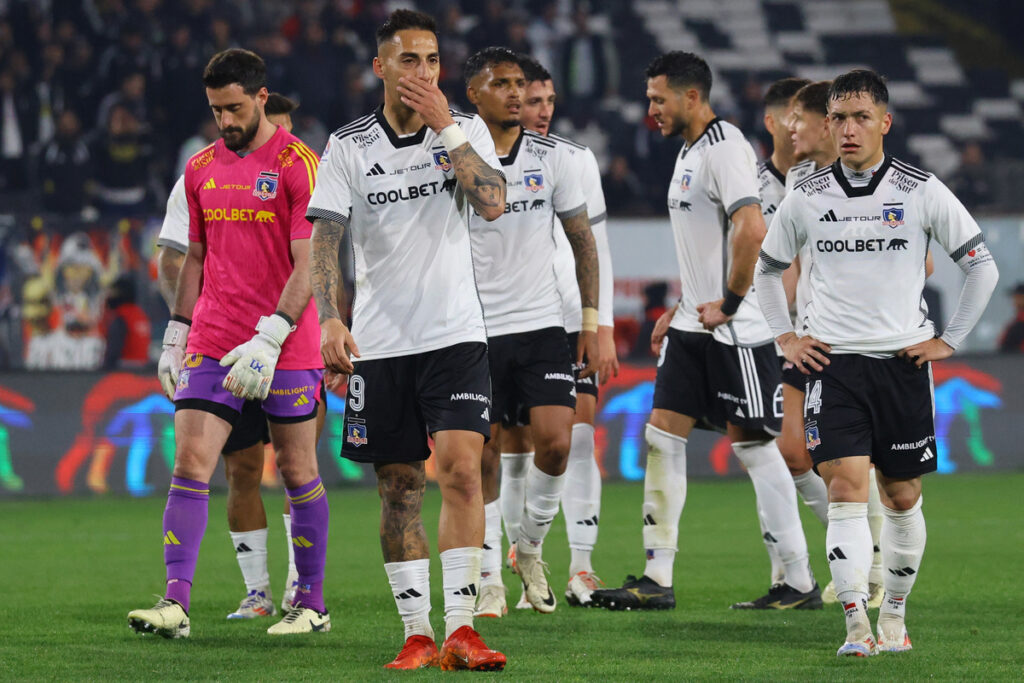 Jugadores de Colo-Colo en la cancha principal del Estadio Monumental.