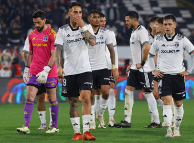 Jugadores de Colo-Colo en la cancha principal del Estadio Monumental.