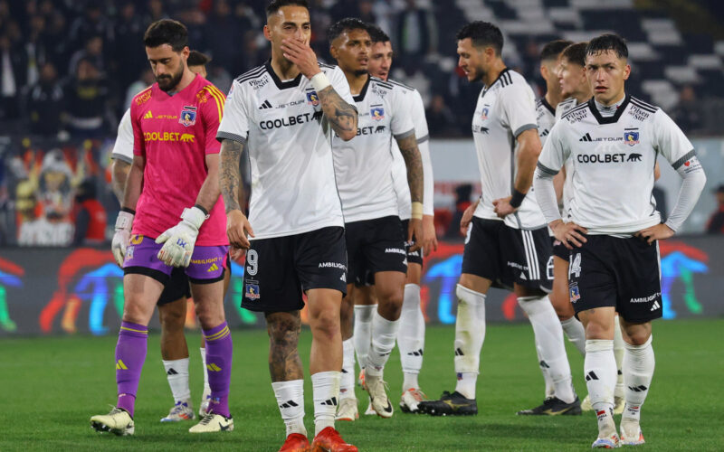 Jugadores de Colo-Colo en la cancha principal del Estadio Monumental.