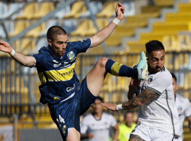 Diego Oyarzún golpeando en la cara con su pie a Javier Correa.