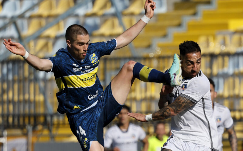 Diego Oyarzún golpeando en la cara con su pie a Javier Correa.