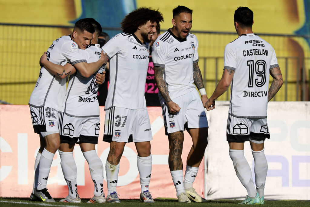 Jugadores de Colo-Colo celebrando un gol.