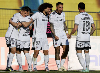 Jugadores de Colo-Colo celebrando un gol.